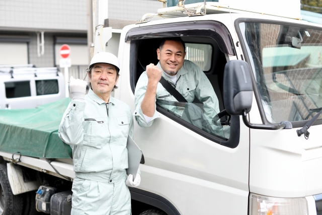 トラックに乗っているスタッフ