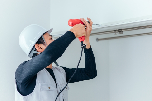 工具を使う男性