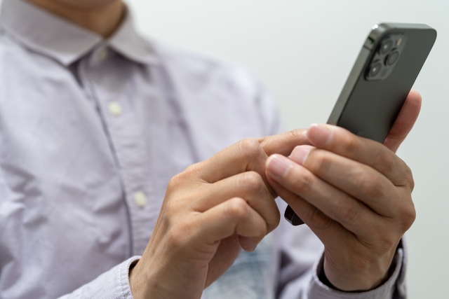スマホを持つ男性