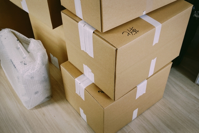 積み上がっている段ボール箱